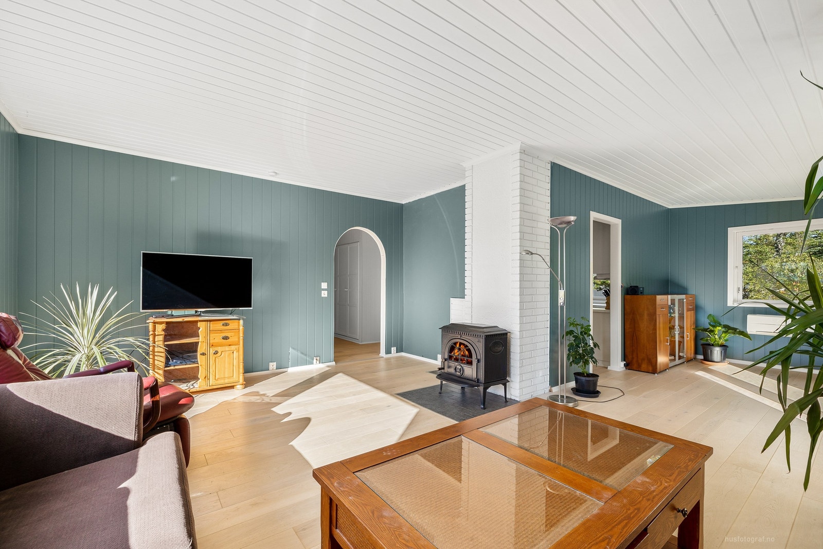 Rommet er gjennomgående og har store vindusflater som gir godt med naturlig lys Galleribilde