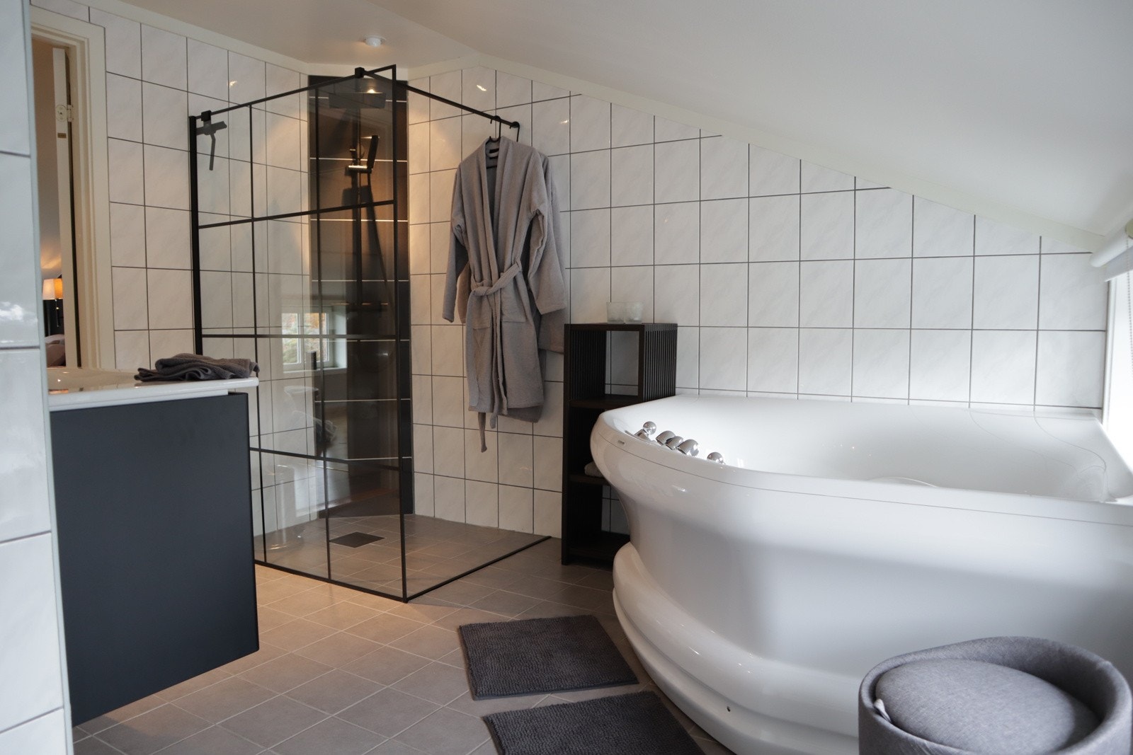 Stort og romslig bad med både dusjnisje og boblekar, dette badet gir deg den gode spafølelsen Galleribilde
