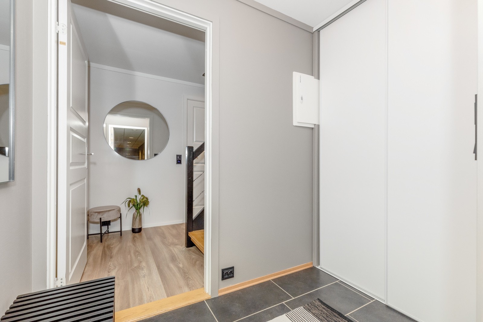 God plass til lagring av yttertøy Galleribilde