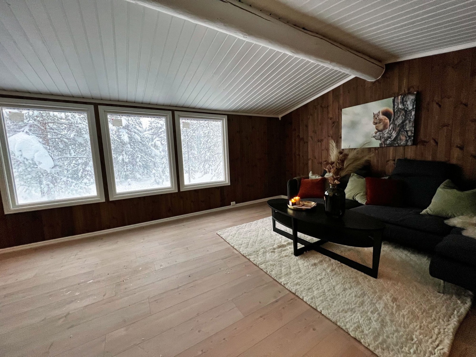 Store vinduer gir mye lys i stuen Galleribilde