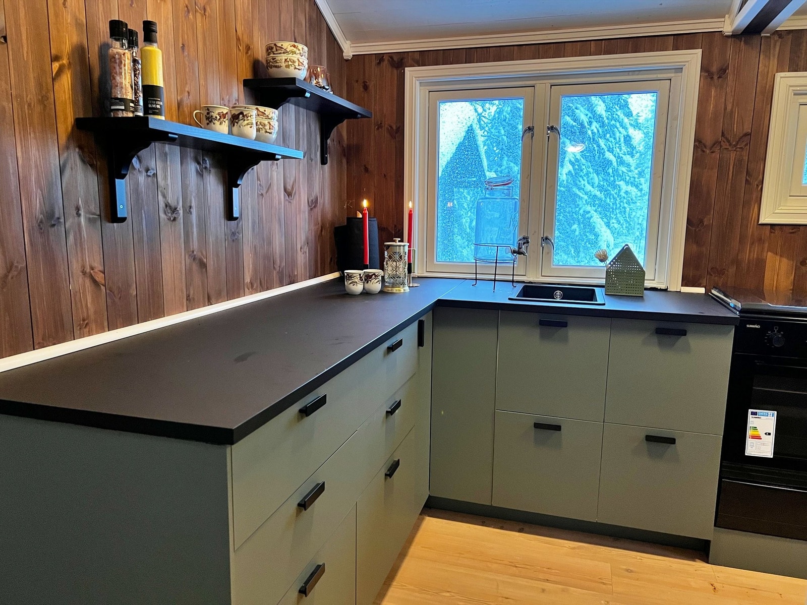 Nytt kjøkken med stor benkeplass, utslagsvask, gasskomfyr og gasskjøleskap Galleribilde