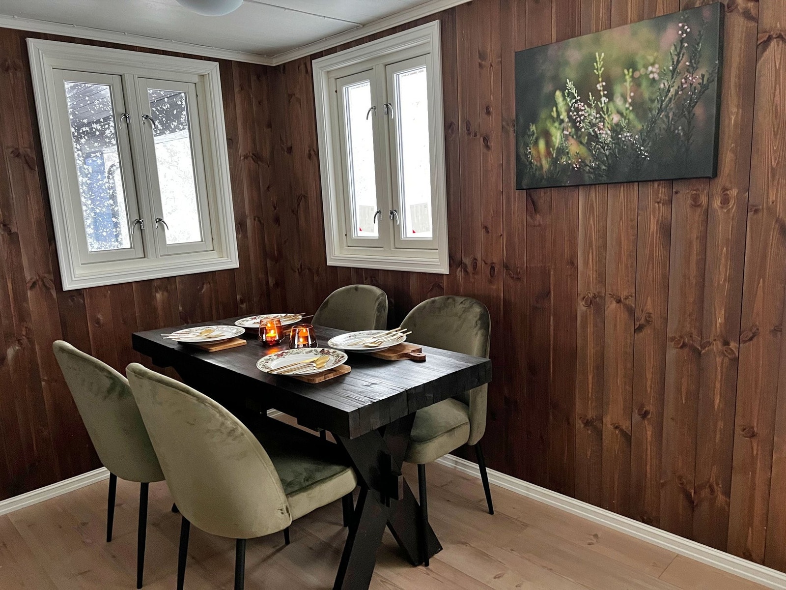 Koselig spiseplass med lys fra to sider Galleribilde