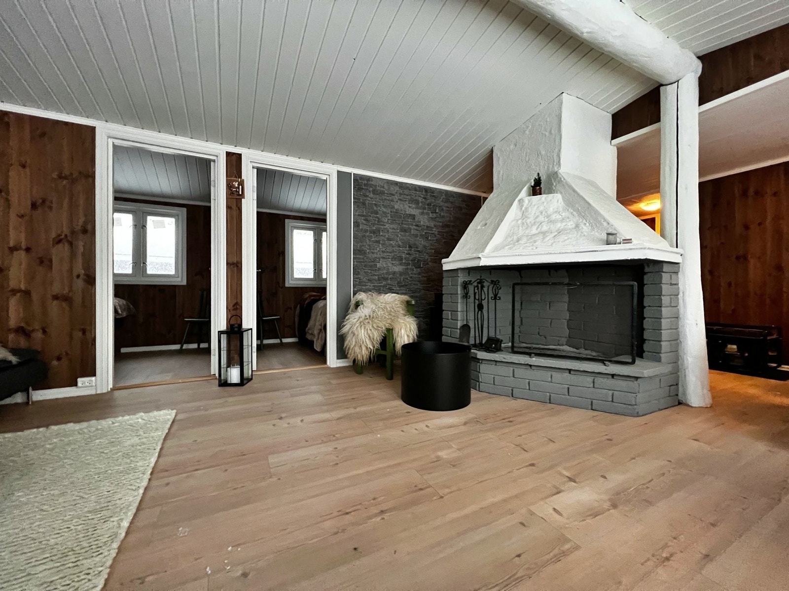 Koselig ildsted sentralt i stuen Galleribilde