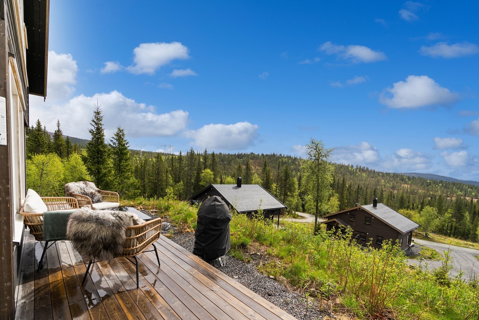Tomten ligger solrikt og naturvakkert til med umiddelbar nærhet til høyfjellet, turstier, preparerte løyper og fiskevann. Galleribilde