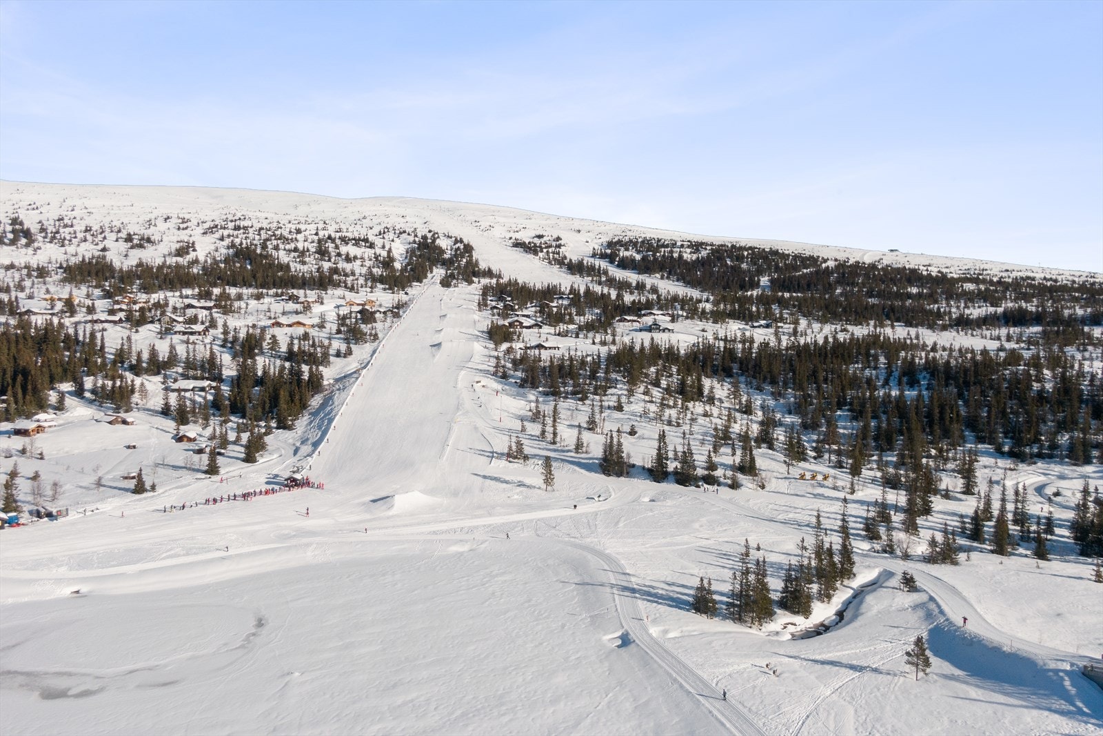 Norefjell Skisenter har Nord-Europas største fallhøyde i heisanlegget med 1010 meter, og består av 14 heiser, 30 nedfater og løyper som passer alle nivåer Galleribilde