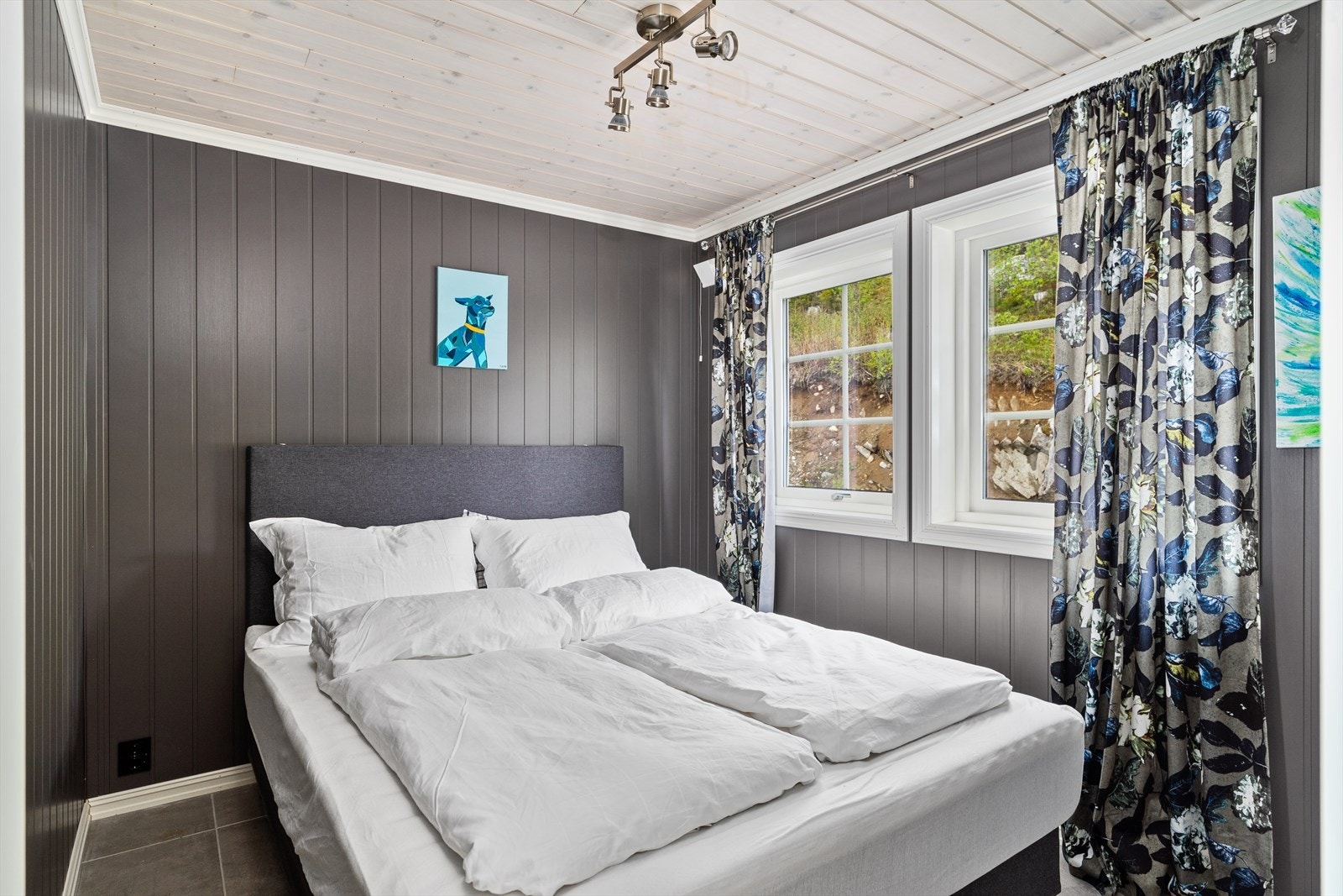 Det er i alt 5 soverom i hytta. Hovedsoverom i 1 etg. Galleribilde