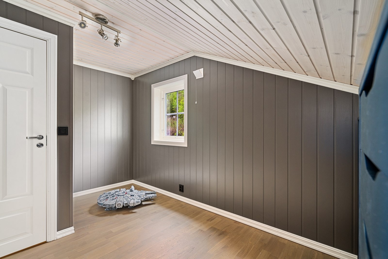 Samtlige soverom har pene gulv, og er malt i en behagelig farge. Galleribilde