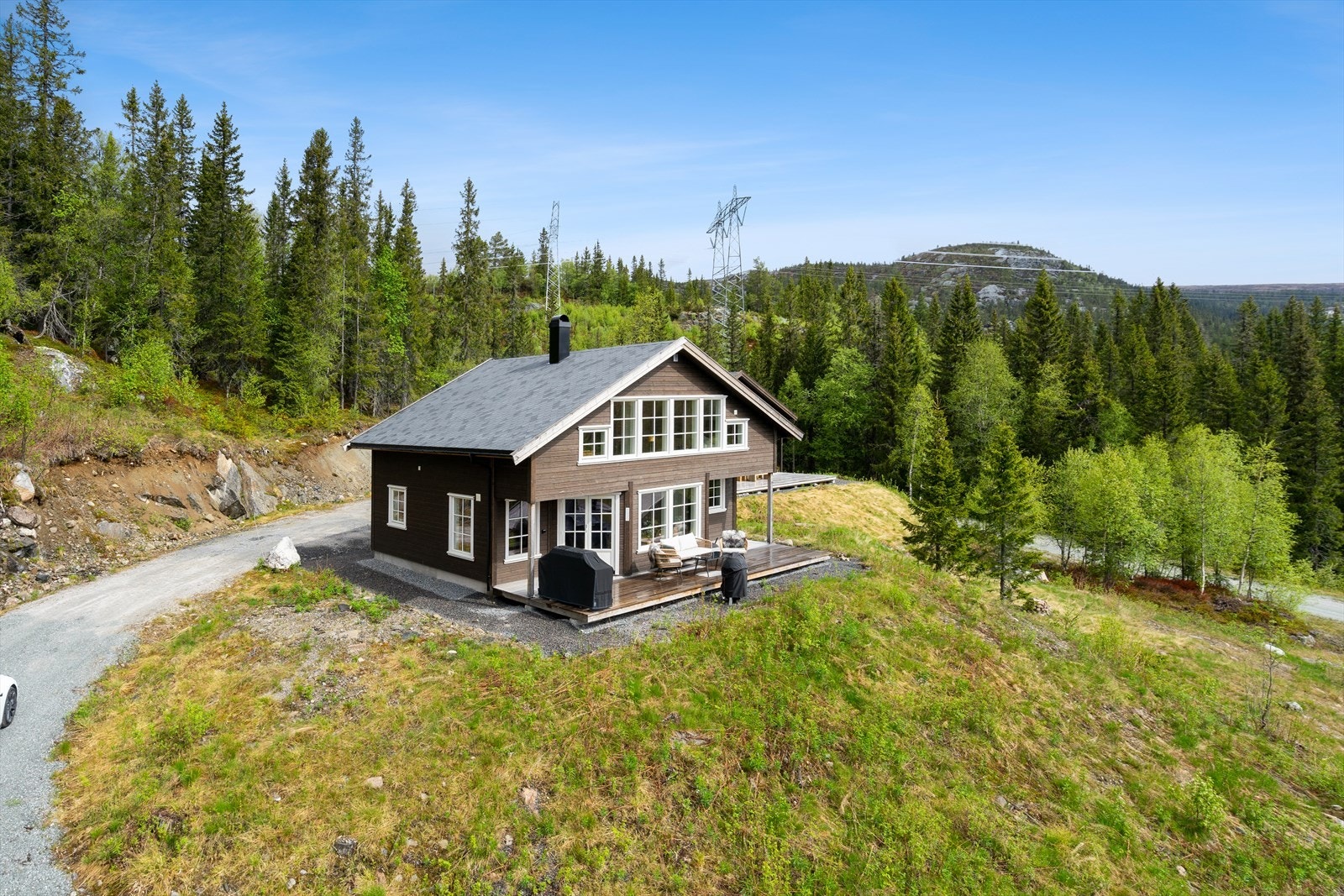 Hytta ligger høyt og fritt med en fantastisk utsikt ved området Djupsjøen, ca. 10 min fra skianlegget på Norefjell. Galleribilde