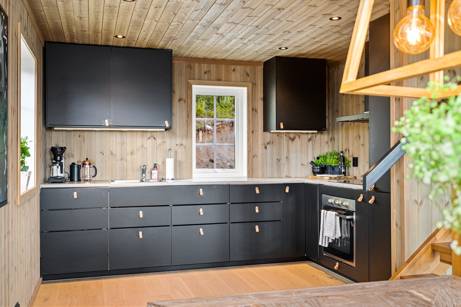 Integrerte hvitevarer som komfyr, koketopp, oppvaskmaskin og kjøle-/fryseskap medfølger i salget. Galleribilde