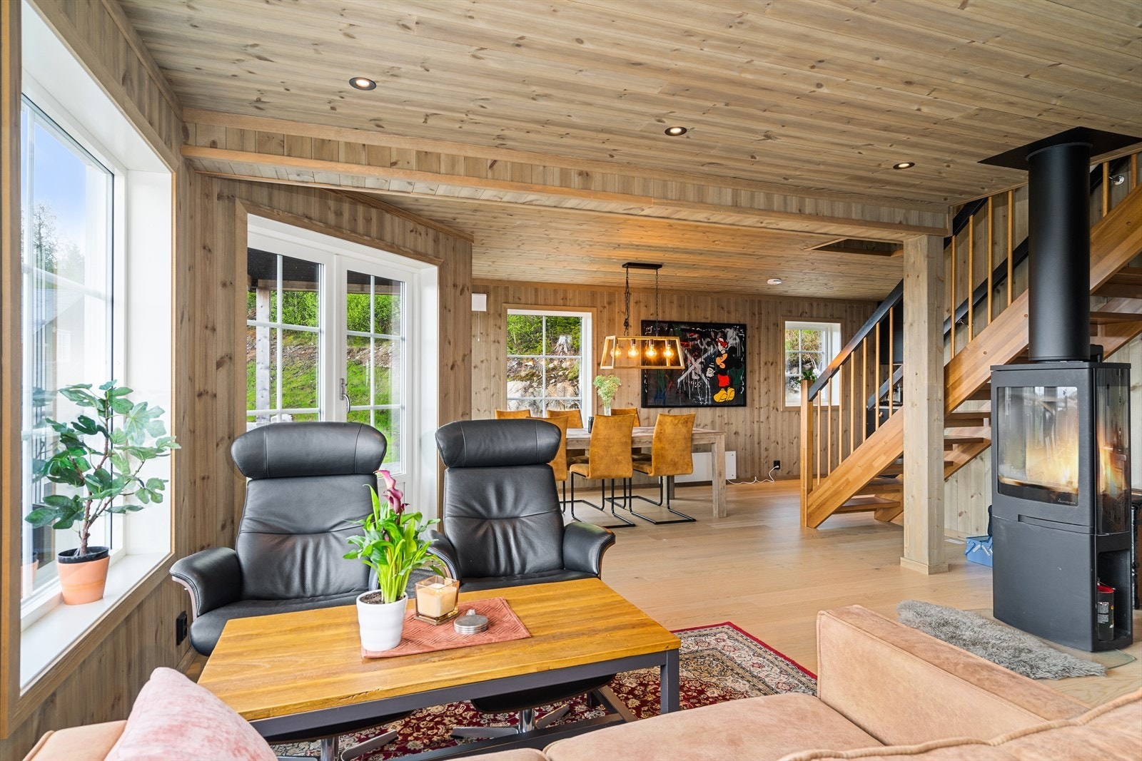 Peisen er levert med glass på 3 sider, og er plassert midt i rommet, dette slik at man kan utnytte varmen best mulig Galleribilde