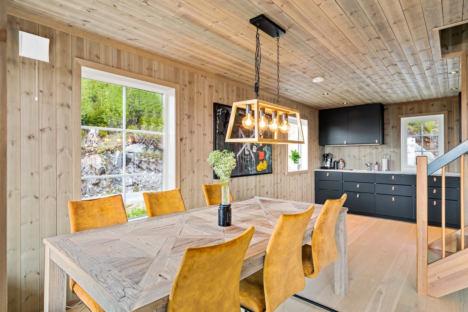 Mellom kjøkken og stuen er det også plass til et større langbord hvor familien kan samles til hyggelige måltider. Galleribilde