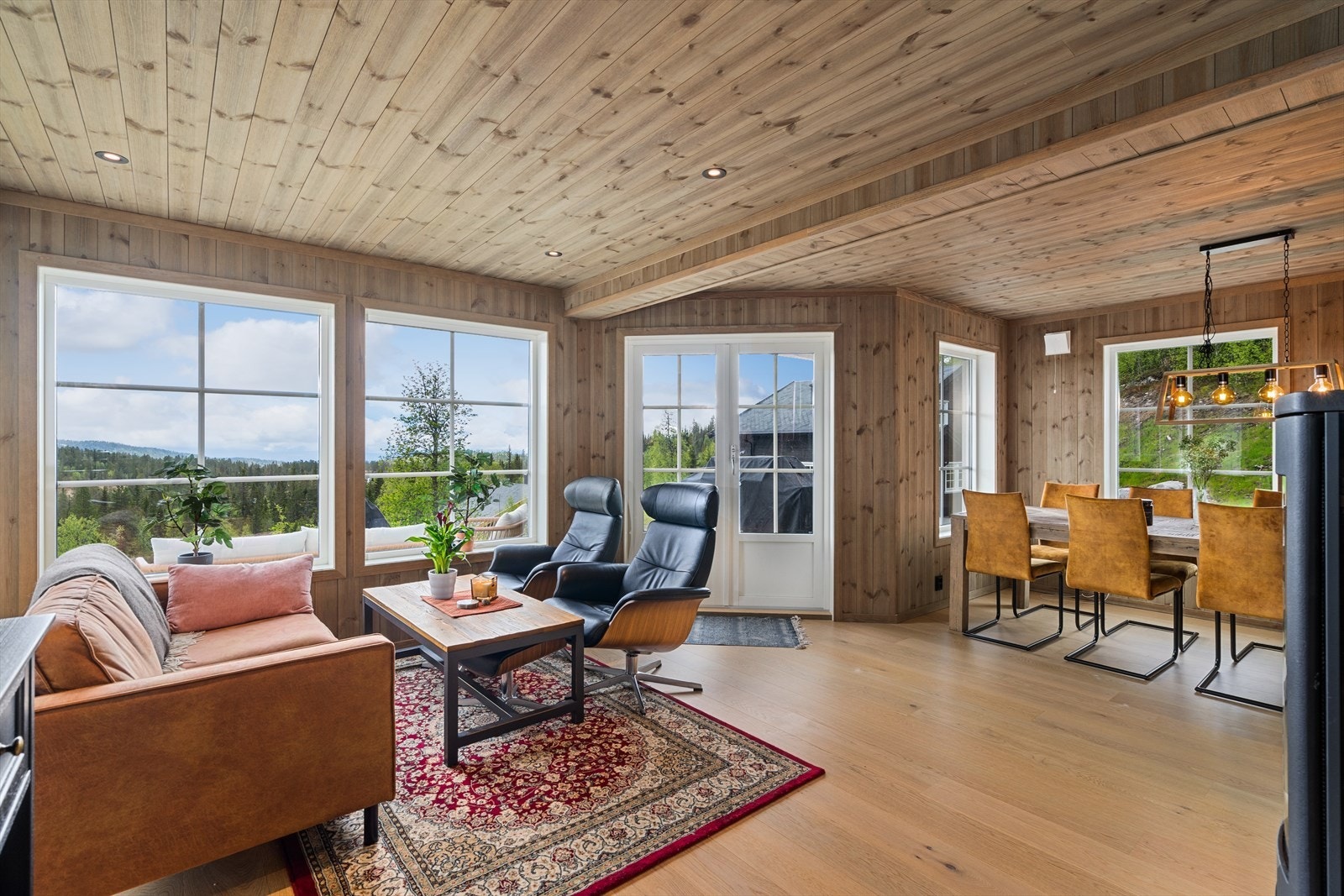 Her får du følelsen av å være i ett med naturen. Du kan nyte utsikten uansett hvor i rommet du befinner deg Galleribilde