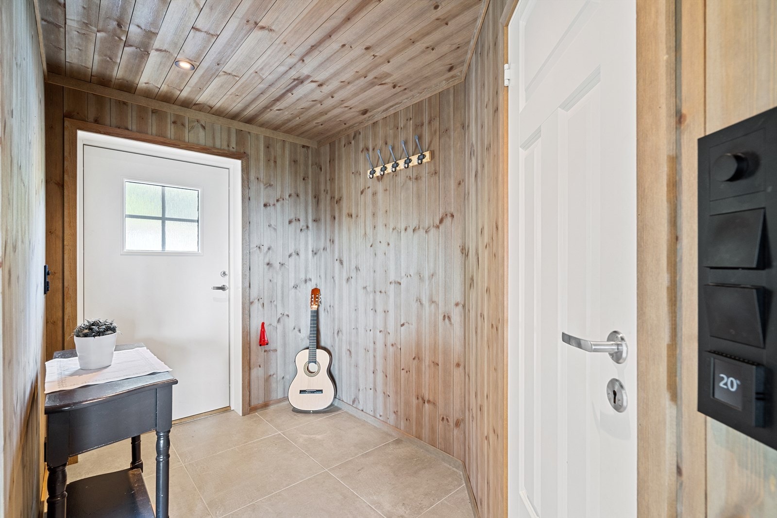 Lys og innbydende entrè med fliser og behagelig gulvvarme, samt med plass til å henge fra seg yttertøyet på oppheng. Galleribilde