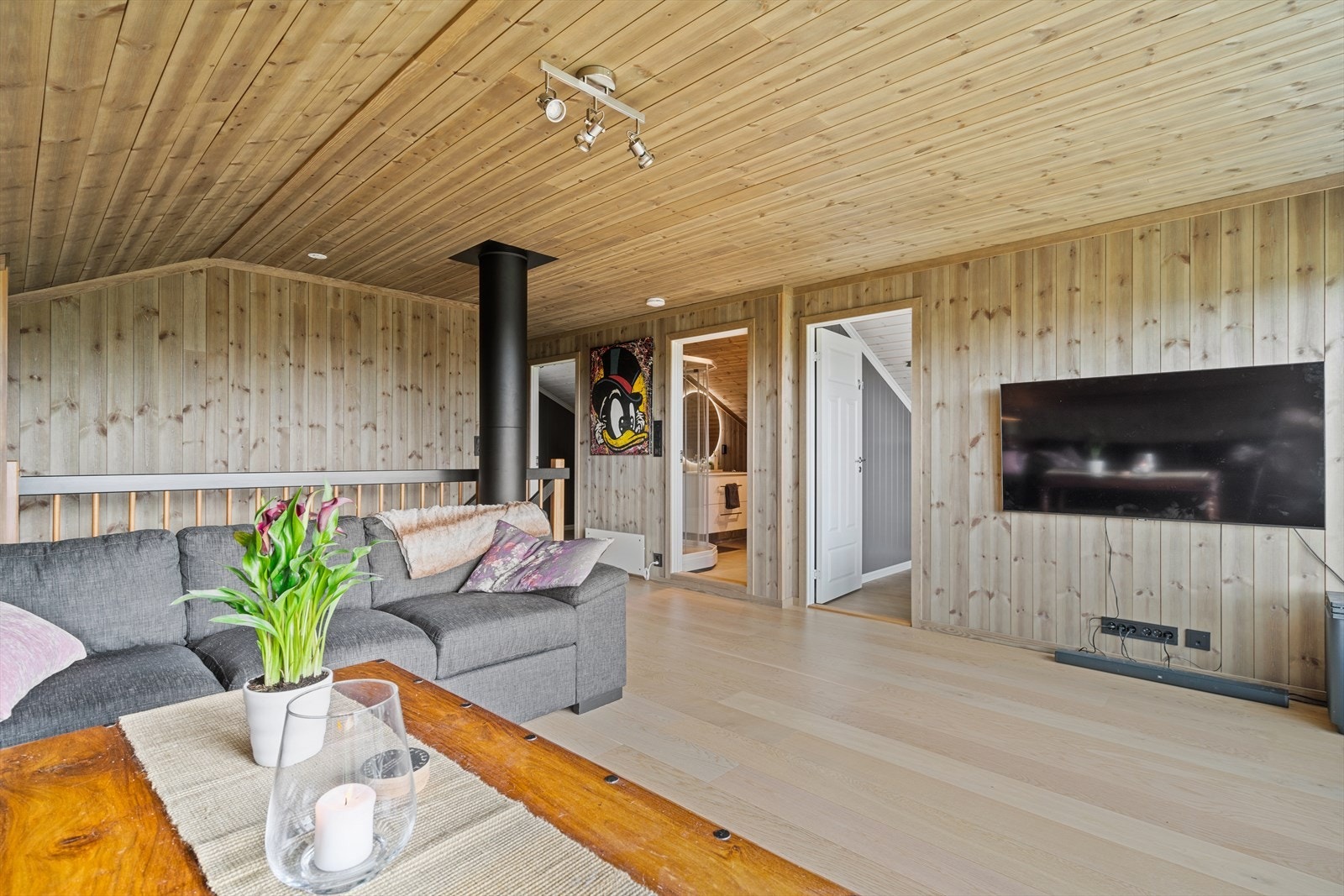 Den ekstra stuen gir familien mer privatliv og er en fin plass å trekke seg tilbake om man føler for det. Galleribilde