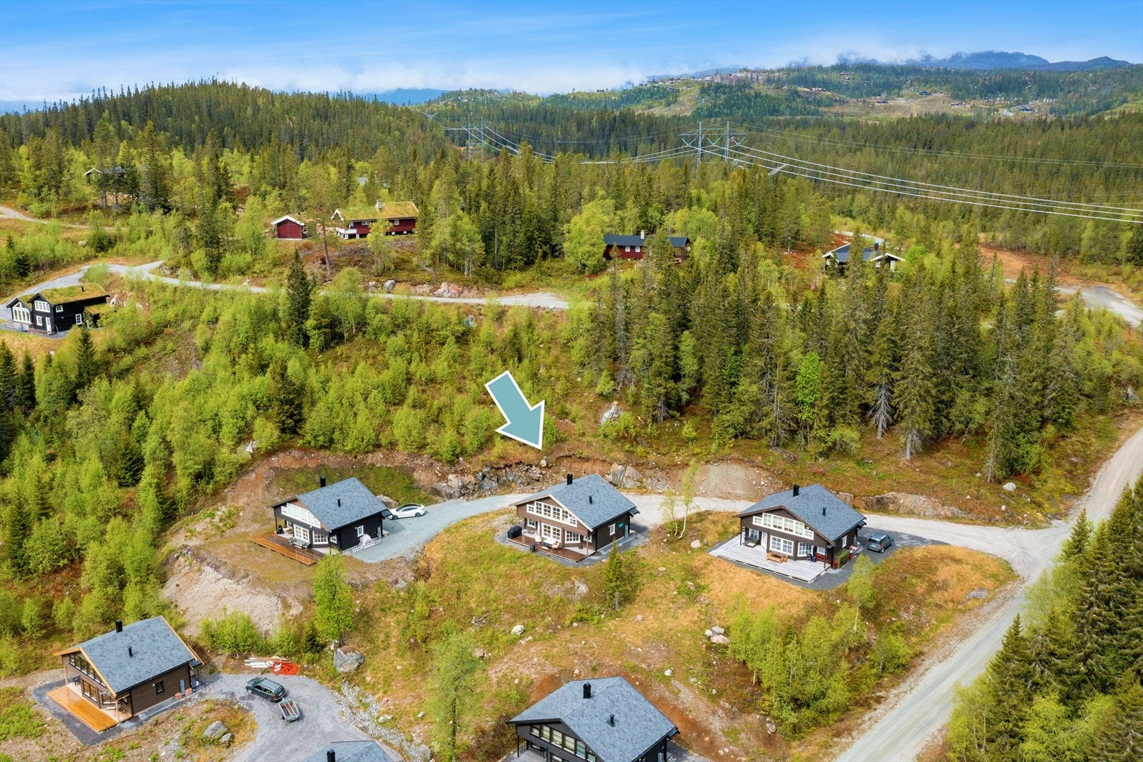 Hytta ligger fint til i feltet, og er en del av et sameie bestående av 6 hytter Galleribilde