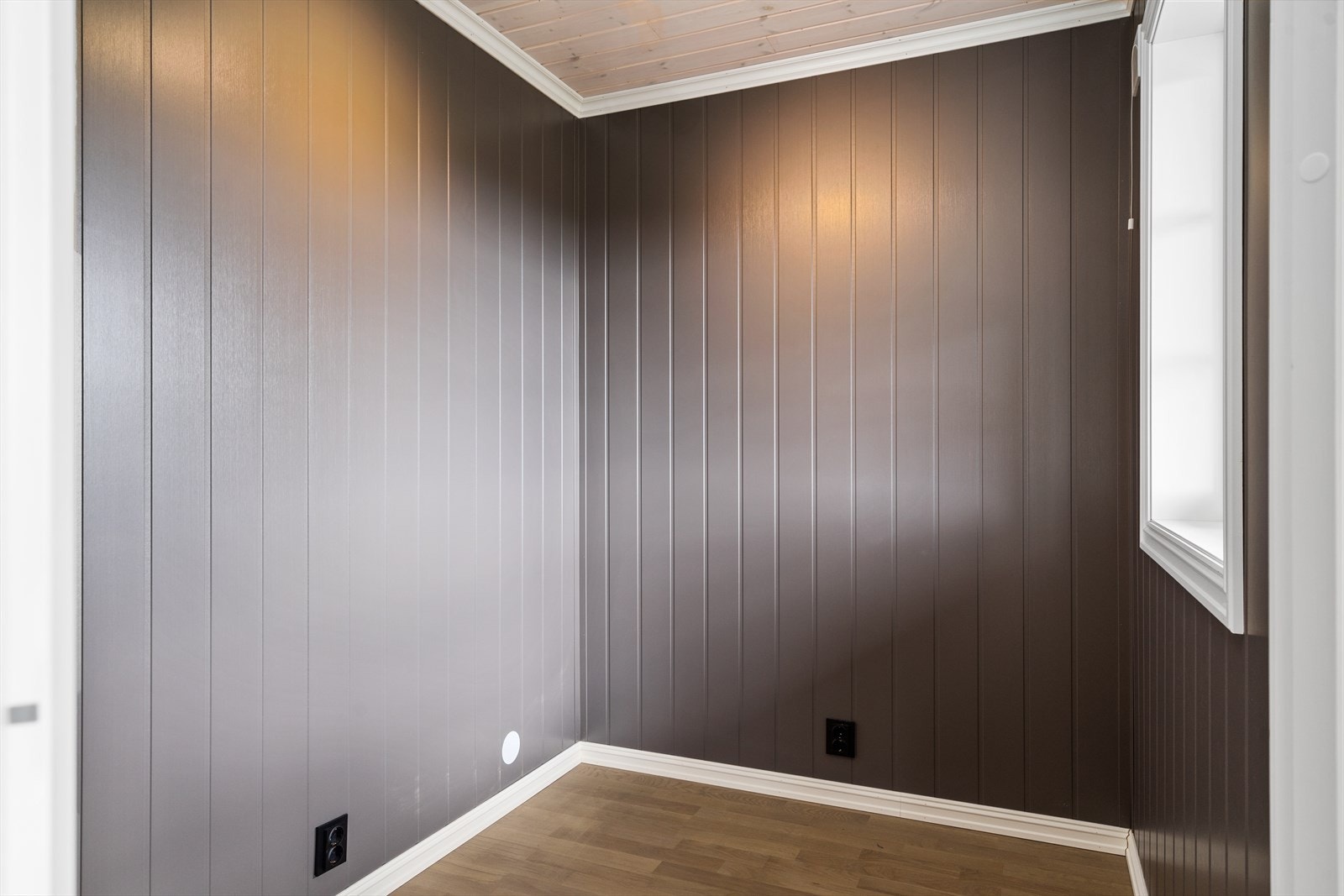 Det minste soverommet i første etasje blir per i dag benyttet som bod. Galleribilde