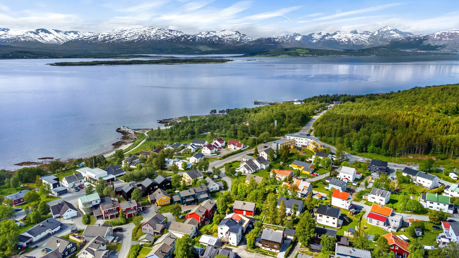 Kort veg til fine friluftsområder som lysløype, turstier og sydspissen med badeplass og hyggelige grøntarealer.