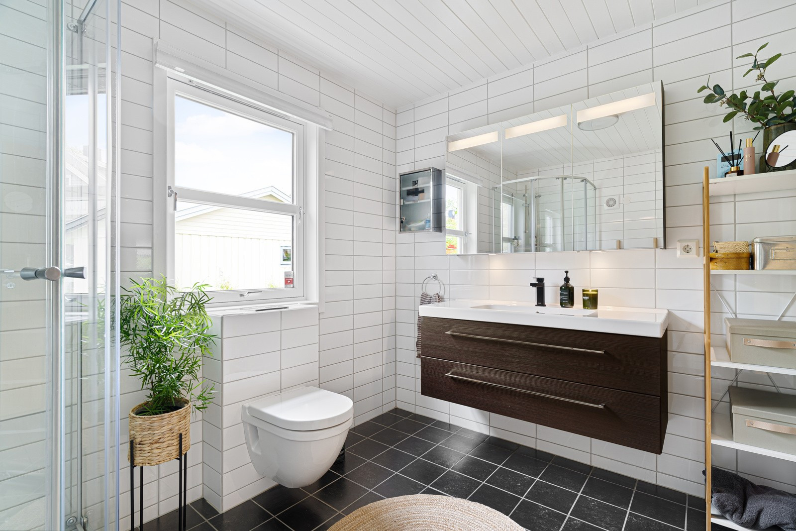 Boligen har to baderom. Her er hovedbaderommet med tidsriktige innredninger og moderne fargevalg.