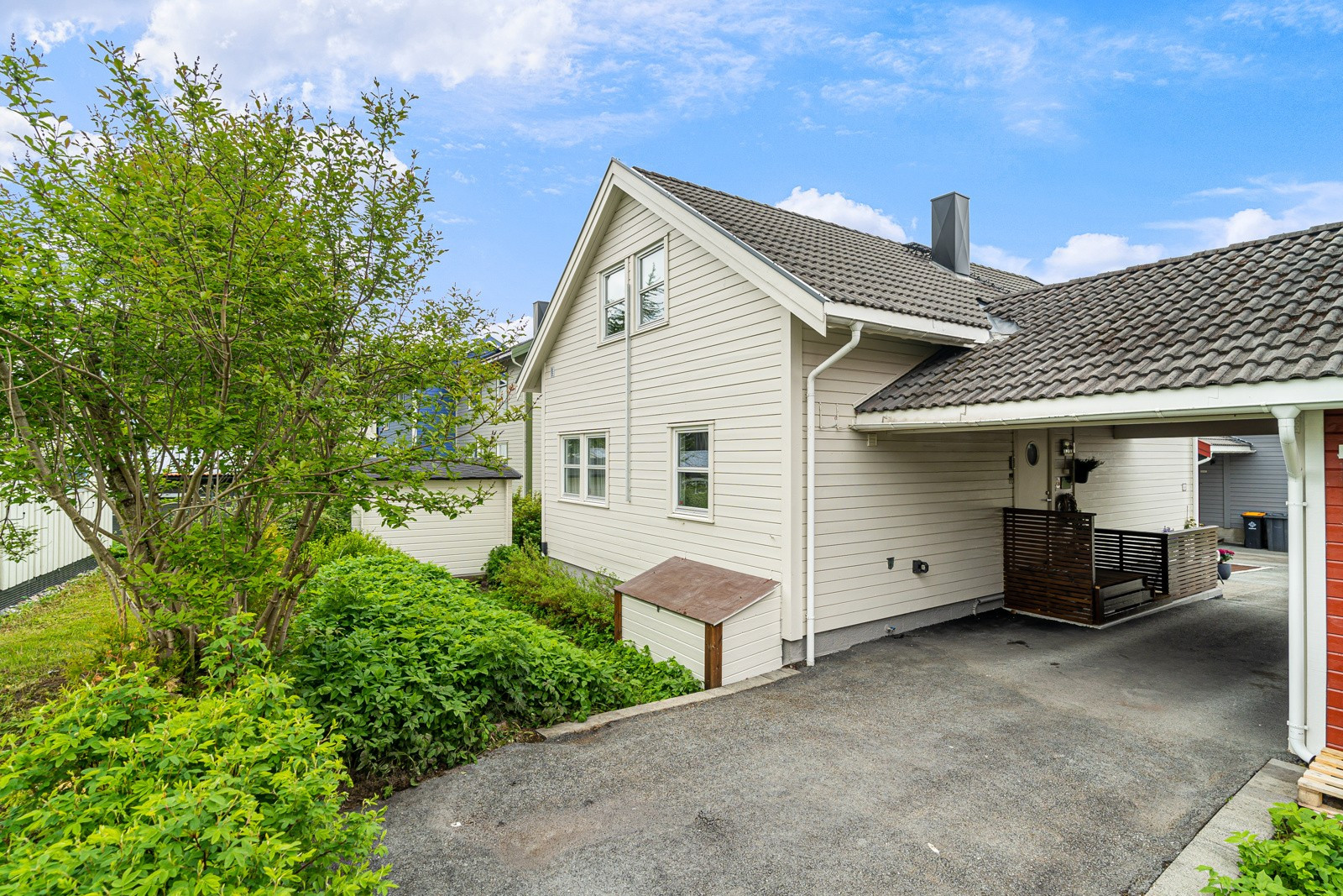 Afaltert carport innrammet i granitt.