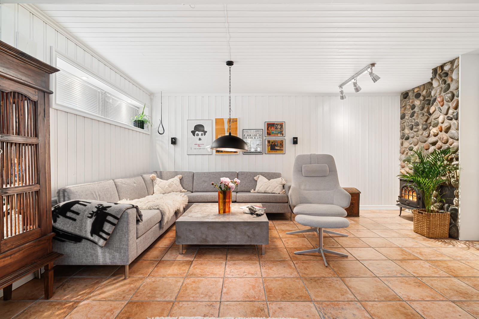 I boligen er det også en kjellerstue. Her kan du sette inn en stor sofa og TV.