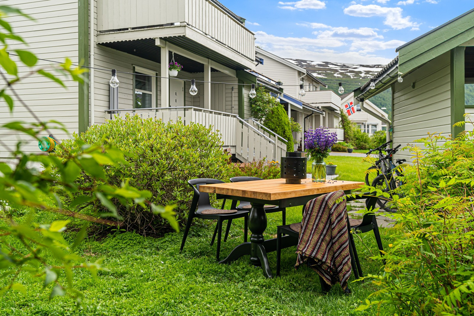 Hage med mulighet for å sette opp sittegrupper eller lekeapperater.