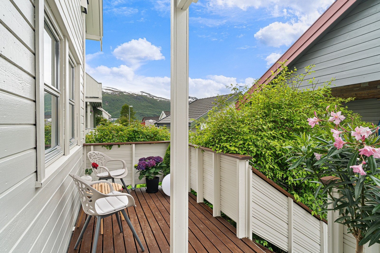 På verandaen er det gode solforhold man nyter godt av i sommerhalvåret.