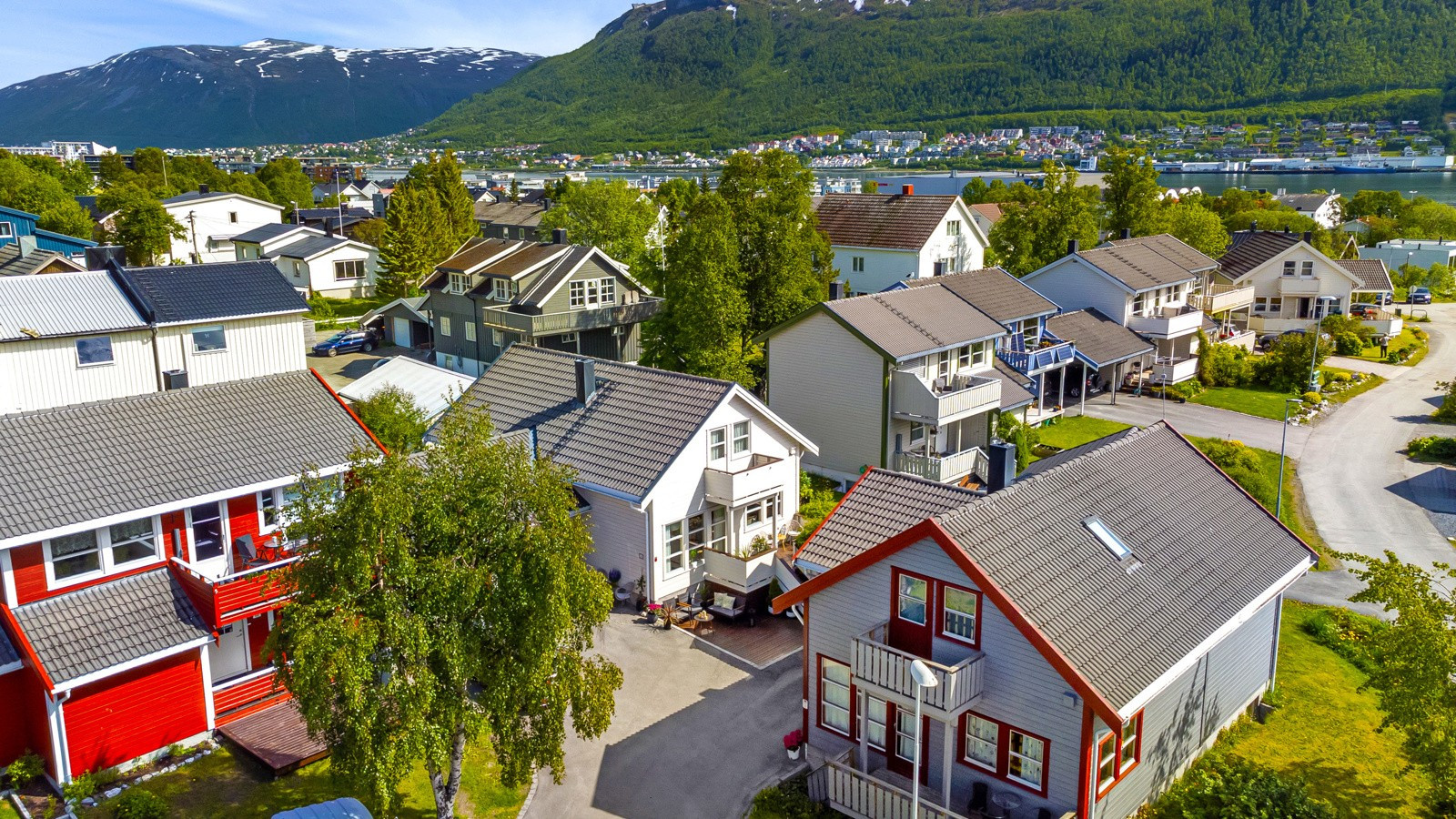 Eiendommen ligger i et rolig og etablert borettslag med lite trafikk!