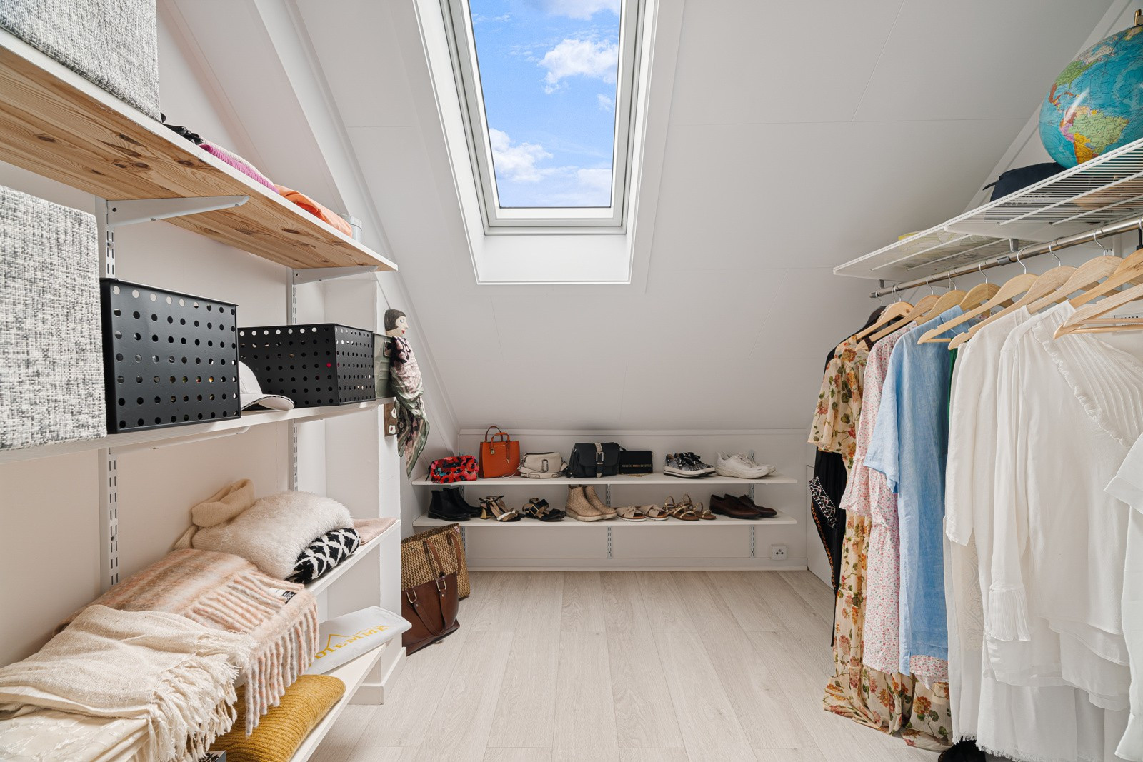 I øverste etasje er det også et walk-in closet.