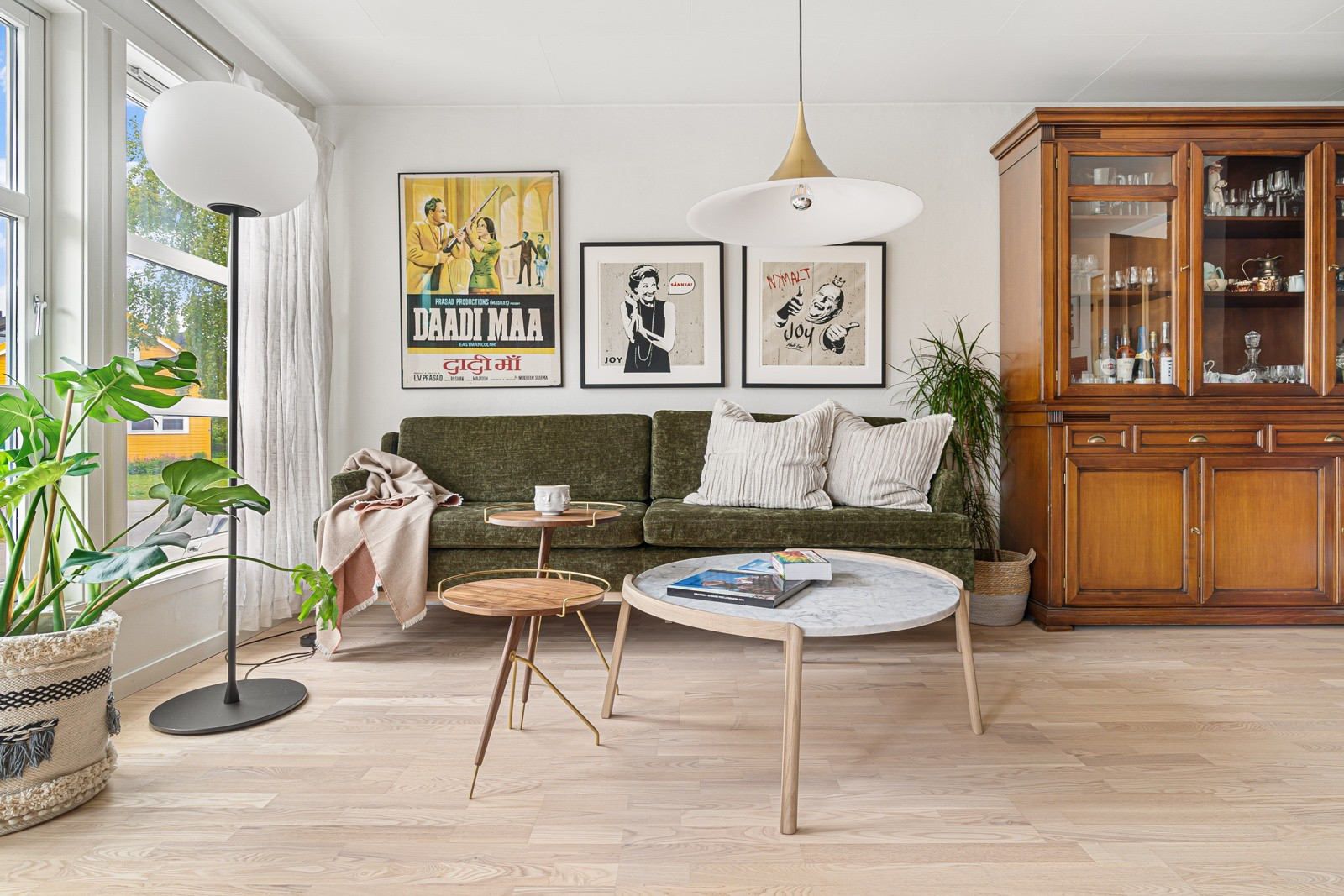 Stuen har god plass til stor sofa med tilhørende møblement.