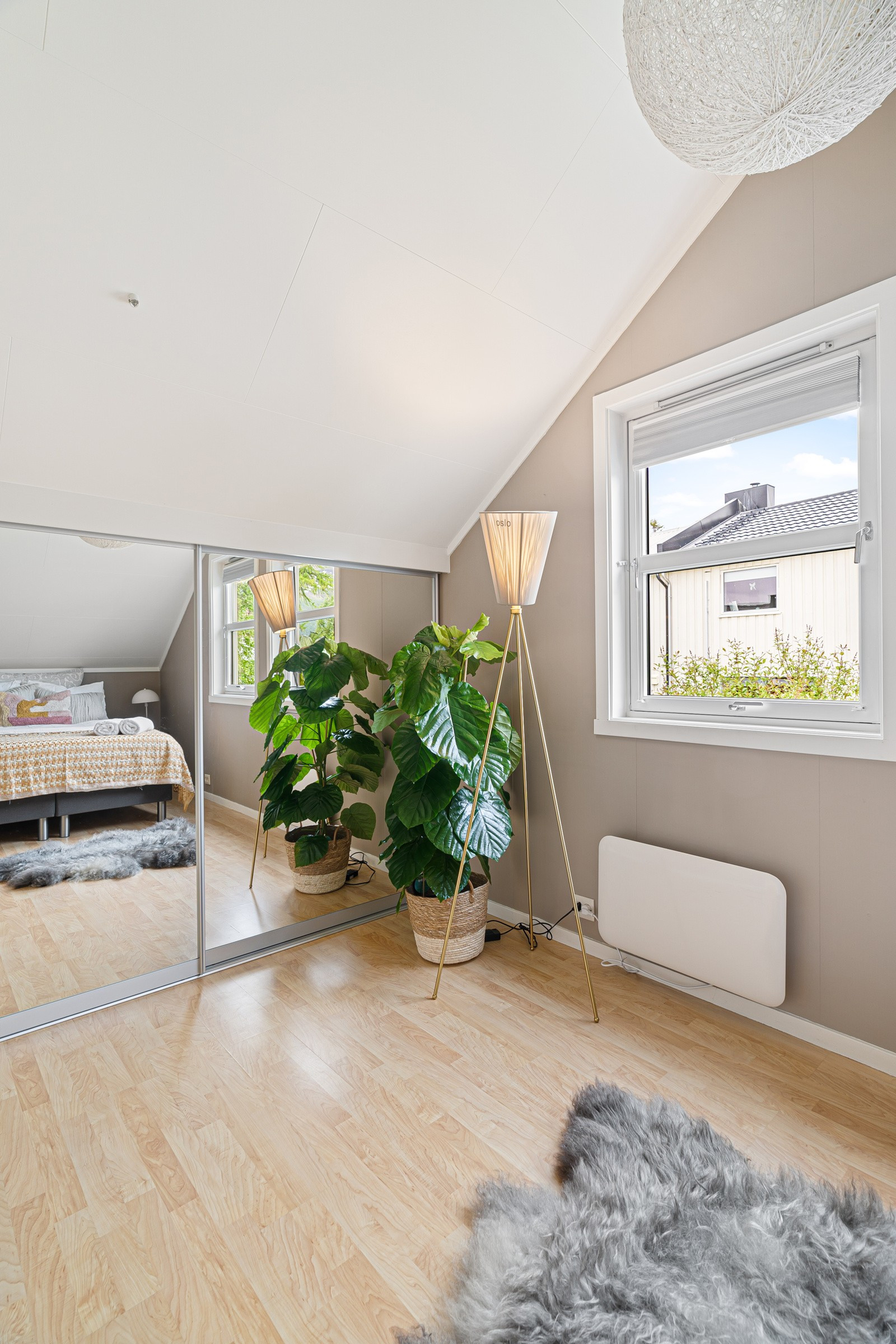 Også her finner du skyvedørsgarderobe med speil.