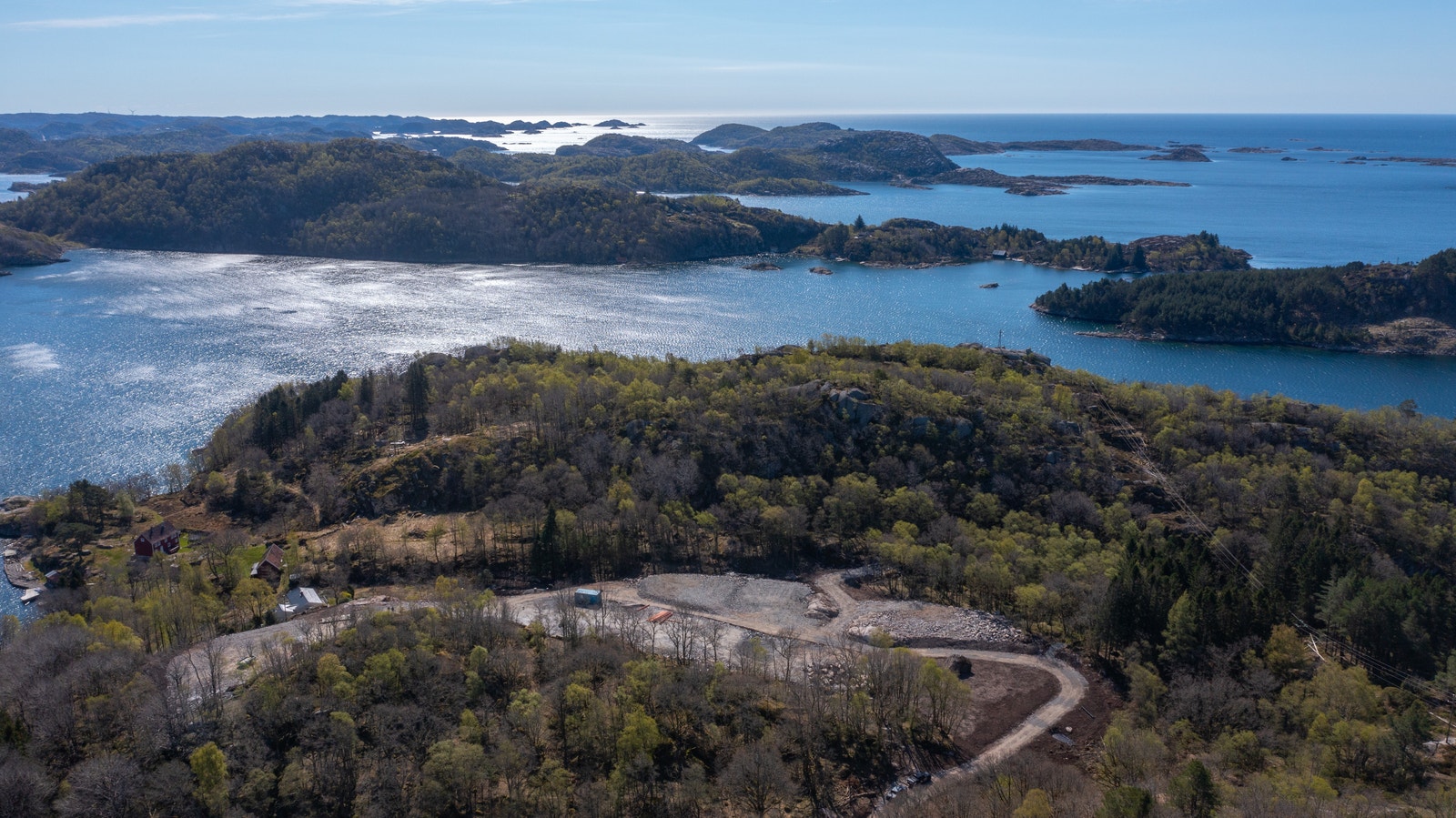 Disse tomtene i Sørlandsviga ligger svært lunt til, skjermet for 3 vindretninger. Her kan du nyte Sørlandets gleder, ved hytten eller i båten. Kun en kort båttur eller biltur fra Farsund sentrum. Galleribilde