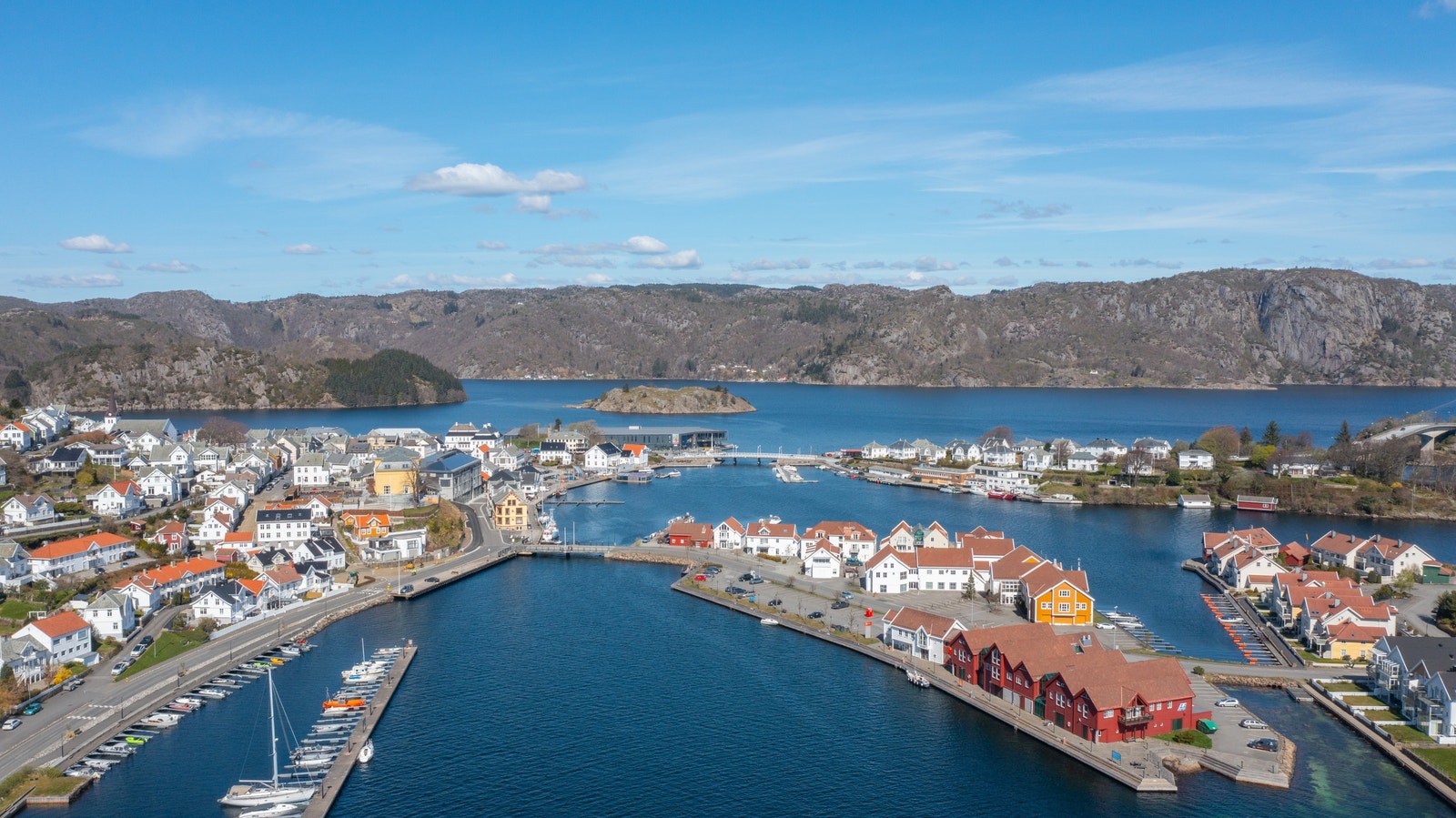 Farsund er en vakker og historisk Sørlandsby, samt en såkalt Kaperby - lenge før en viss Kaptein Sabeltann! Galleribilde