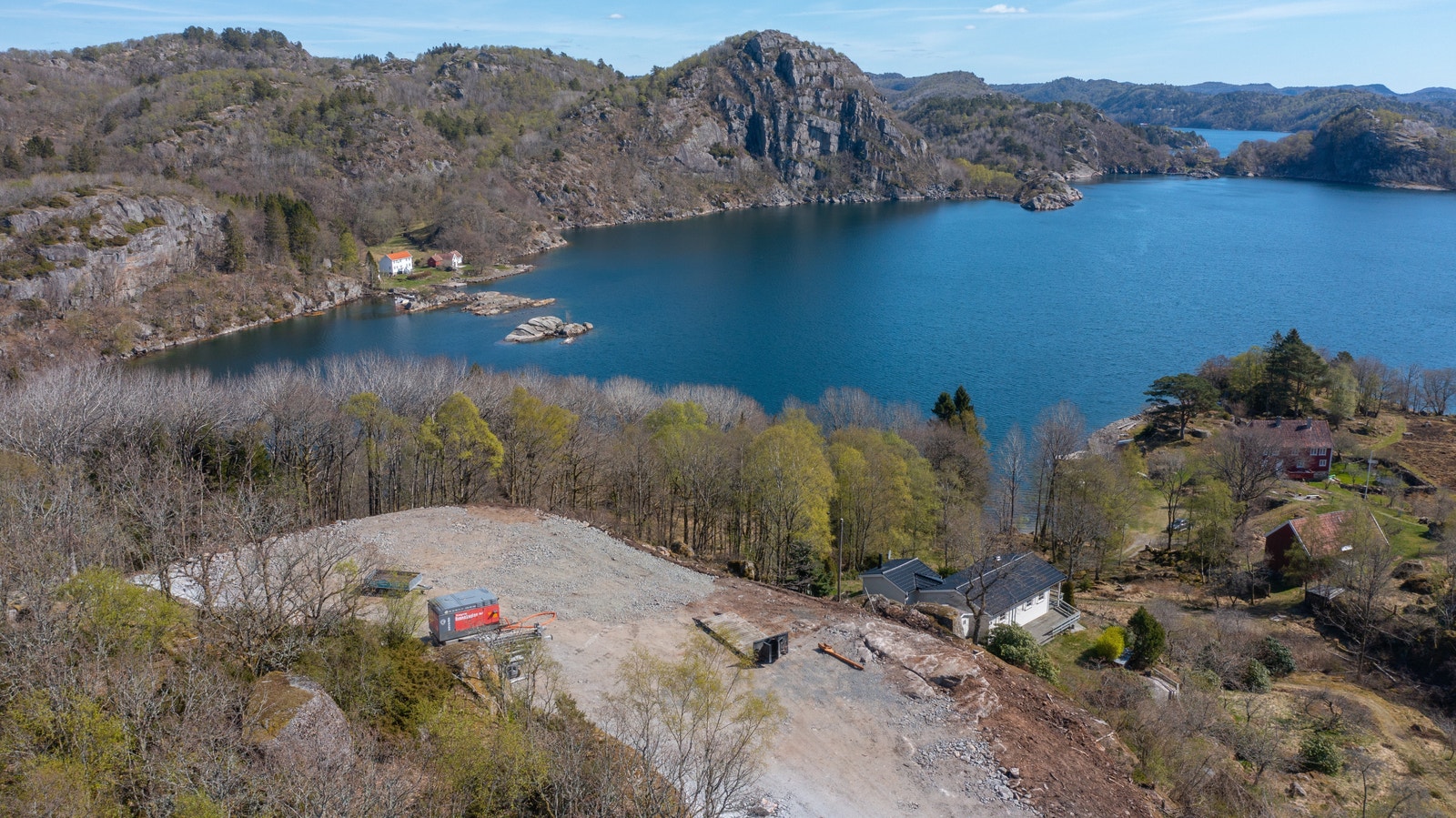 Disse tomtene i Sørlandsviga ligger svært lunt til, skjermet for 3 vindretninger. Her kan du nyte Sørlandets gleder, ved hytten eller i båten. Kun en kort båttur eller biltur fra Farsund sentrum. Galleribilde