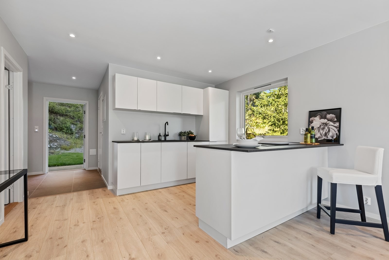 Lekkert og moderne kjøkken fra 2022 med slette fronter av lys utførelse. Galleribilde