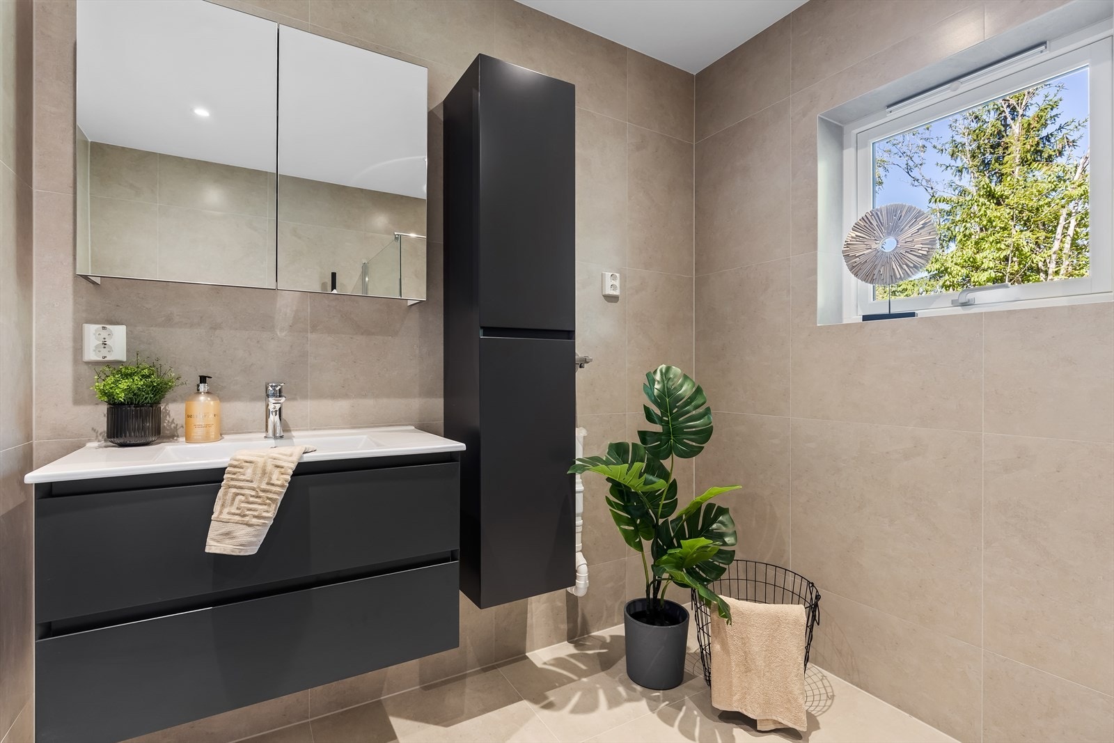 Badet er utstyrt med klosett, dusj med en glassvegg og servant med tilhørende servantinnredning. Galleribilde