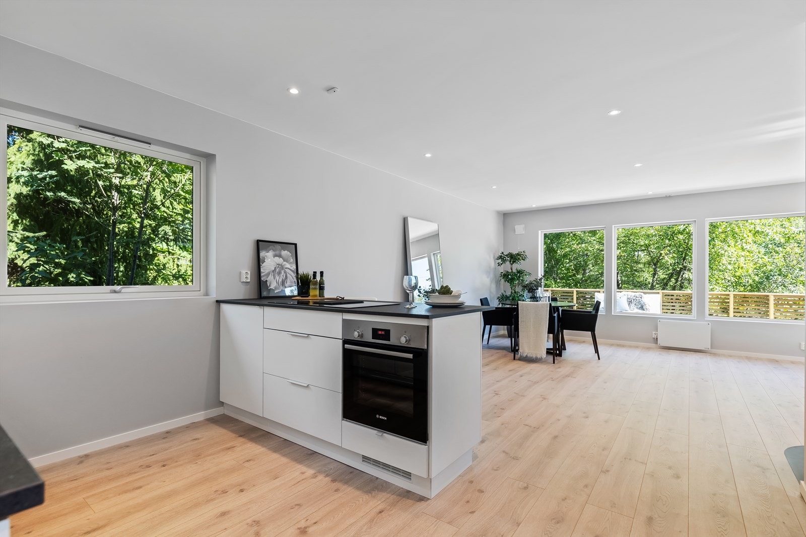 Det er rikelig med lagringsplass i skap og skuffer samt godt med benkeplass. Galleribilde