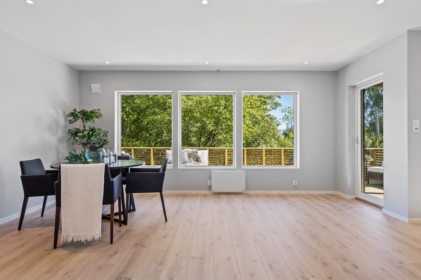 Stuen er av god størrelse og kan naturlig inndeles i soner med blant annet plass til spisesone. Galleribilde