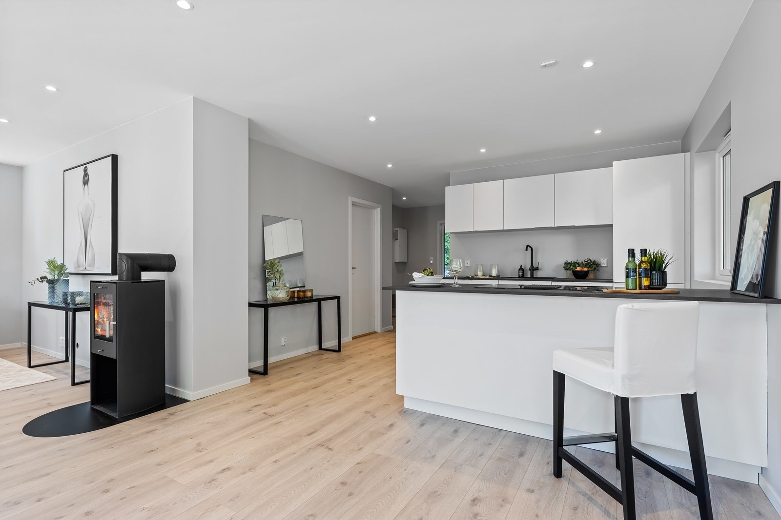 Kjøkkenet ligger i en åpen og sosial løsning mot stuen som gjør det både gøy og sosialt å kokkelere til det inviterte selskapet. Galleribilde