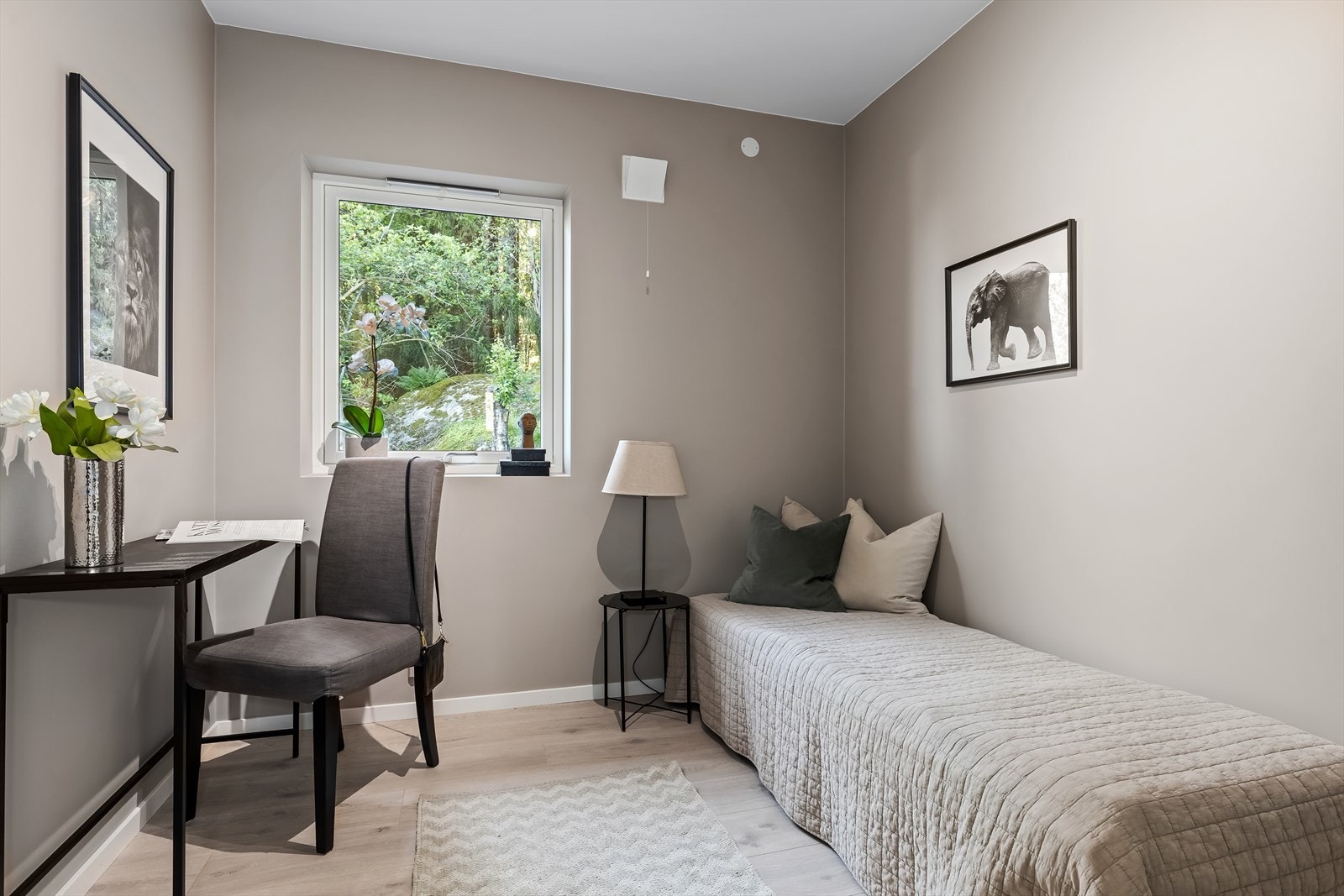 Soverom nr. 2 med god plass til seng eller annet ønskelig møblement. Galleribilde