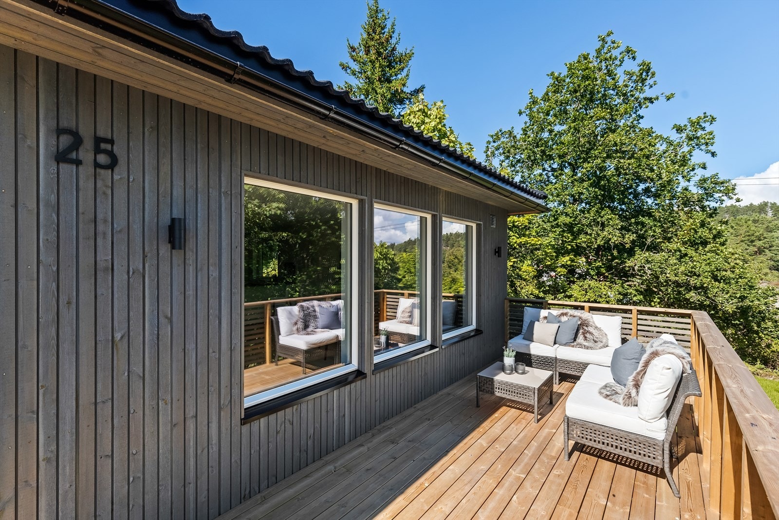 De gode kvadratmeterne gjør det enkelt å innrede med flere sittegrupper. Galleribilde