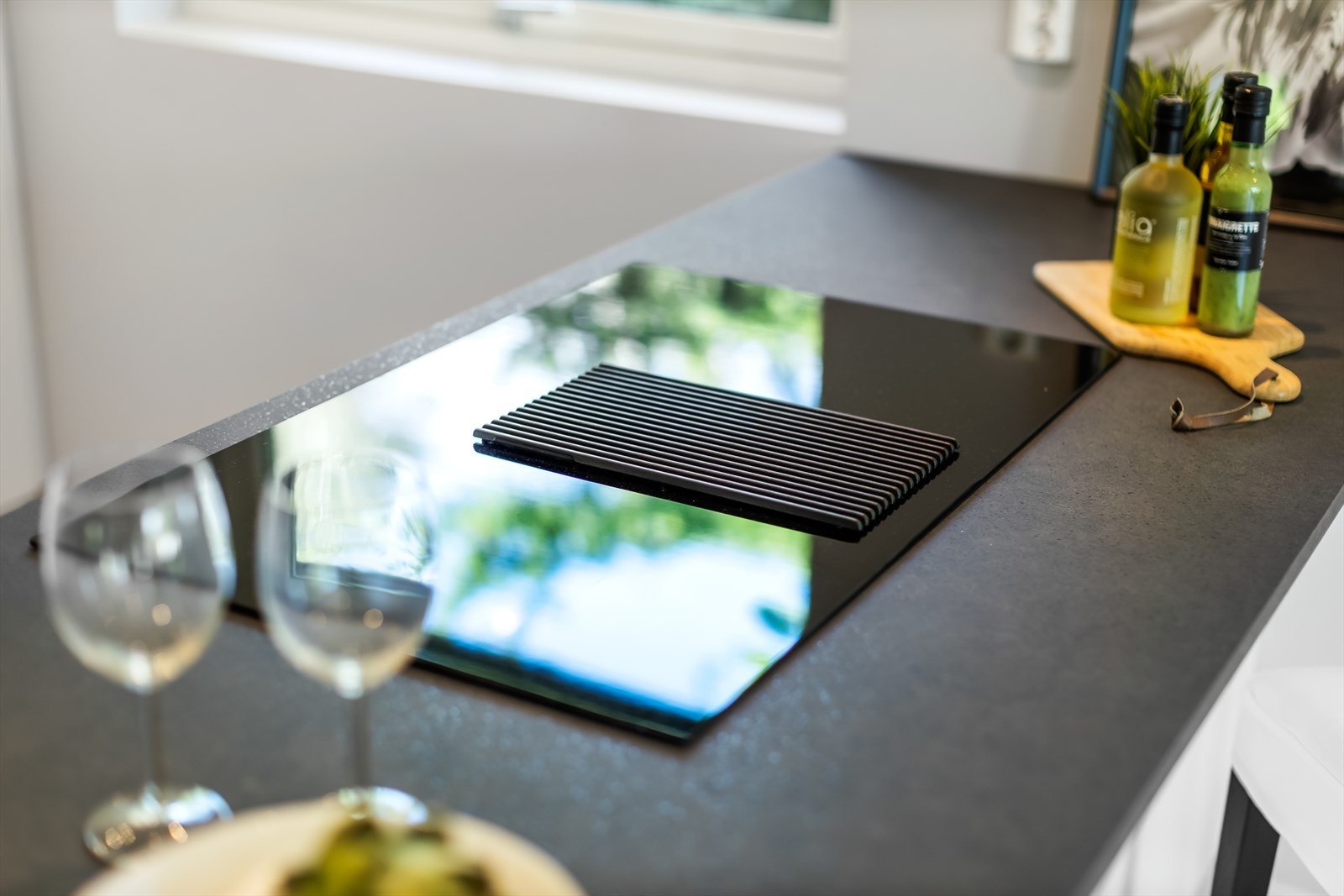 Kjøkkenet byr også på ytterligere benkeplass på praktisk kjøkkenøy. Galleribilde