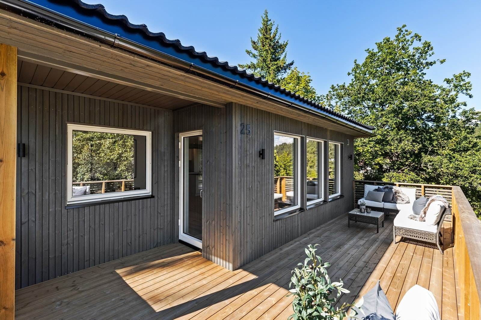 Balkong på ca. 23 kvm hvor solfylte dager kan nytes til det fulle! Galleribilde