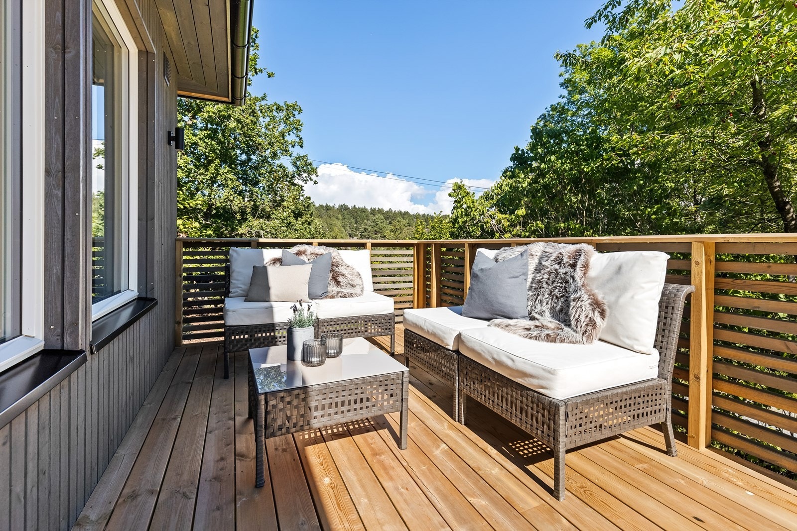 Balkongen blir en forlengelse av stuen på varme sommerdager. Galleribilde