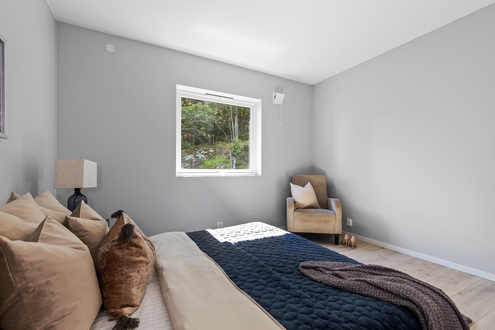 Hovedsoverommet har god plass til dobbeltseng og nattbord. Galleribilde