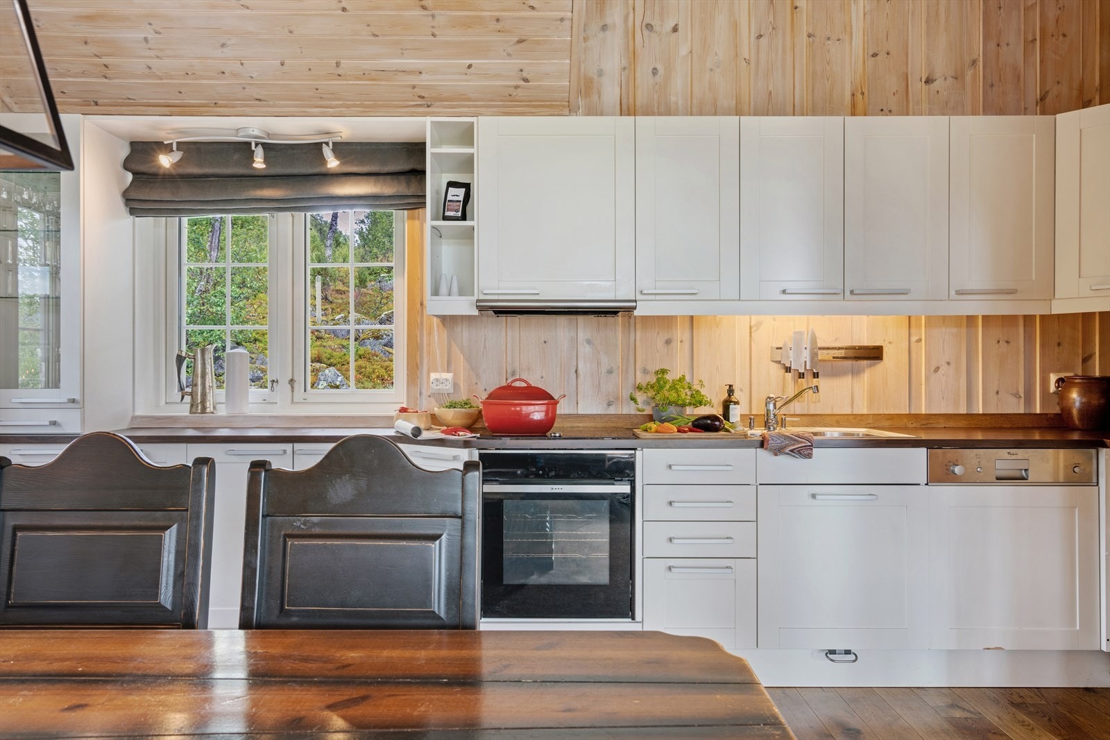 Kjøkken med int. hvitevarer og meget god skap- og benkeplass Galleribilde