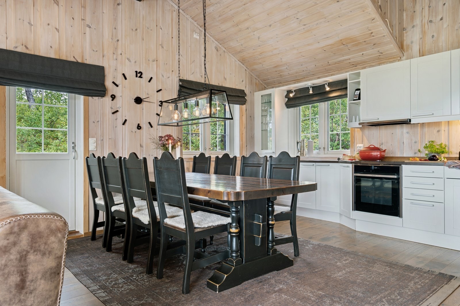 Kjøkkenet har god spiseplass og utgang til delvis overbygget terrasse Galleribilde