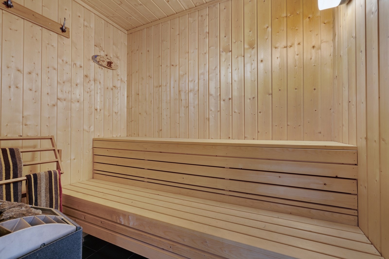 God badstu. Hytten har også vedfyrt badestamp utendørs Galleribilde