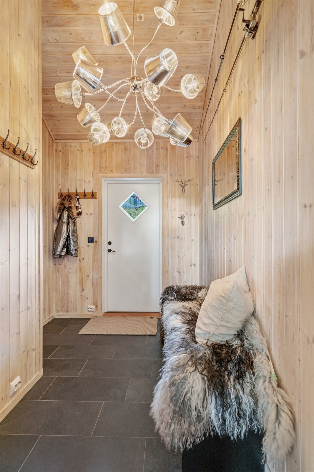 Rommelig entre som også har teknisk rom og bod etter inngang Galleribilde