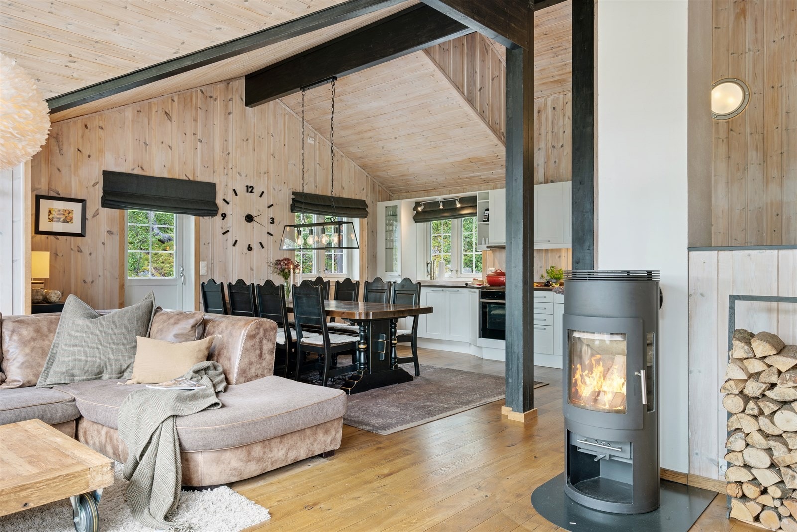 Høye himlinger og gode panoramavinduer gir en herlig og luftig følelse Galleribilde