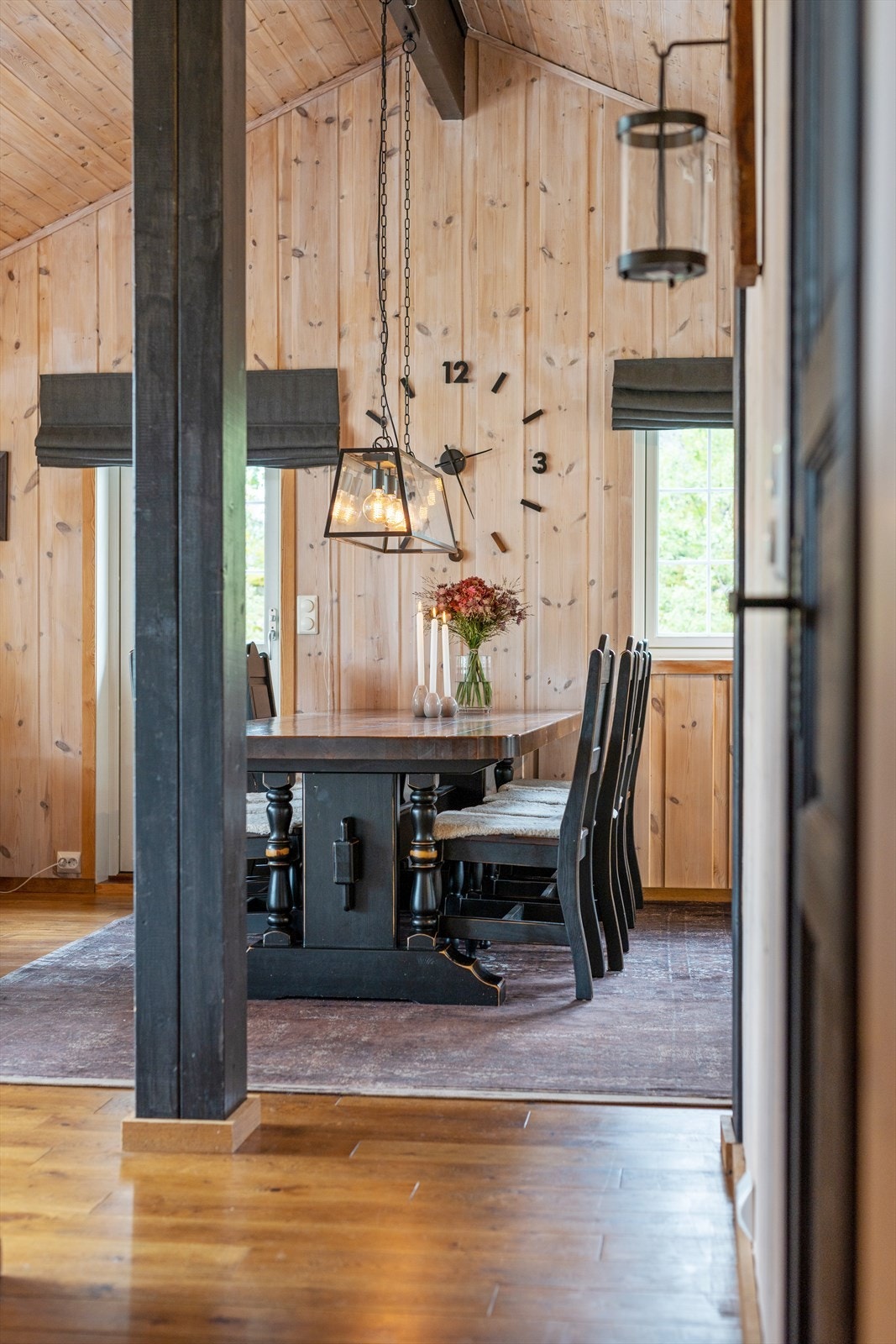 Stue og kjøkken har gjennomgående massiv rustik eikeparkett Galleribilde